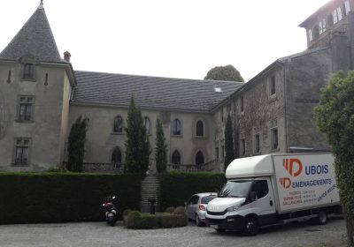 Camion Dubois Déménagement garé dans la cour d'un manoir